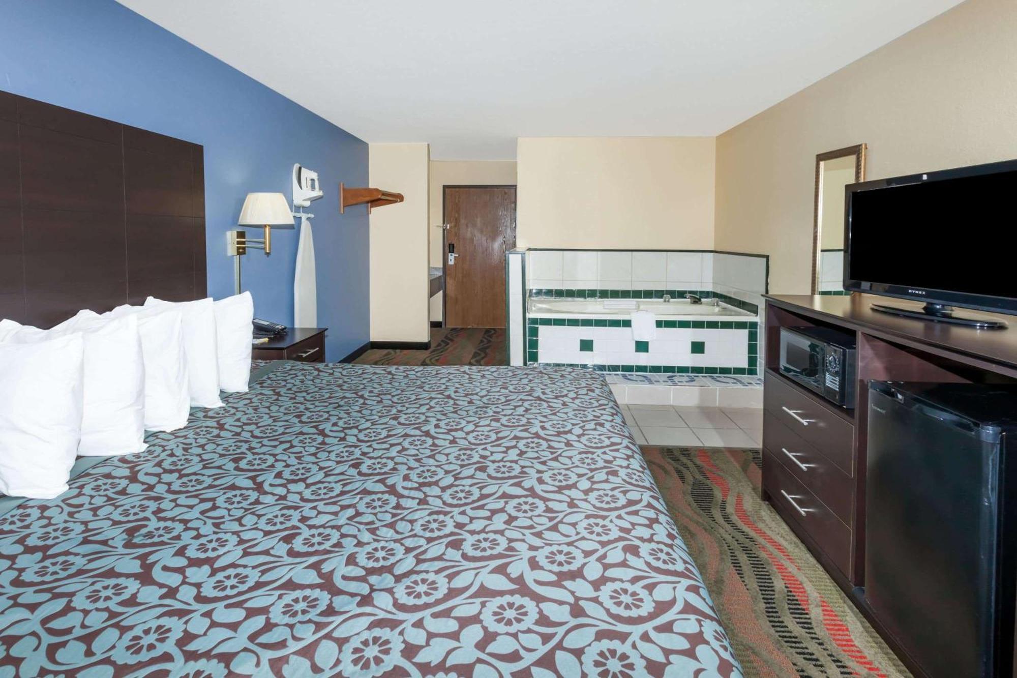 Days Inn By Wyndham Springfield Exterior photo