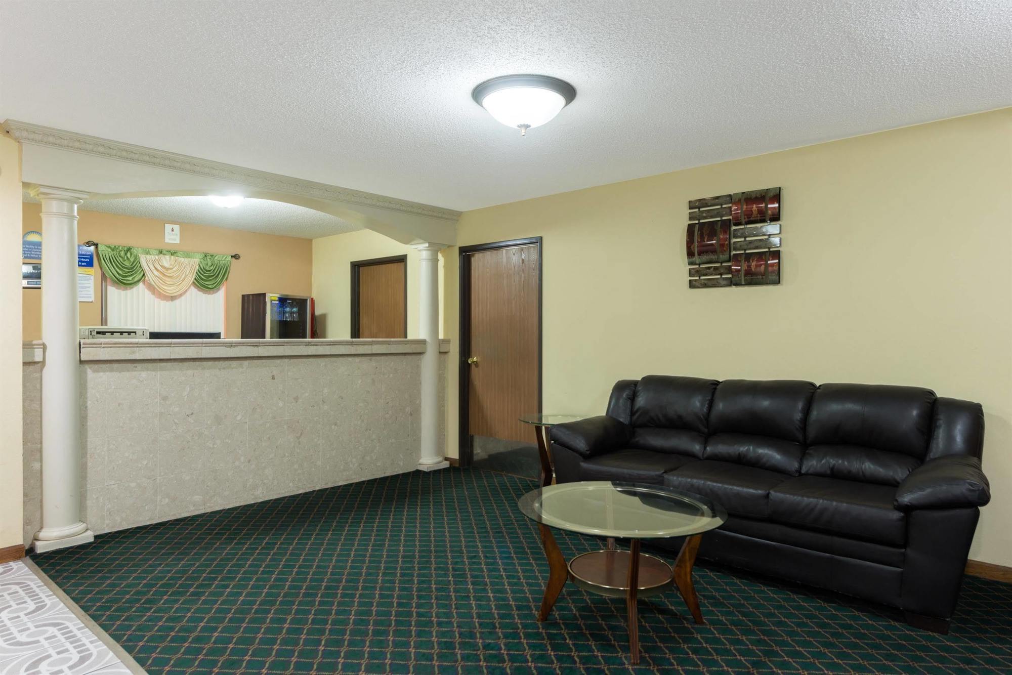 Days Inn By Wyndham Springfield Exterior photo